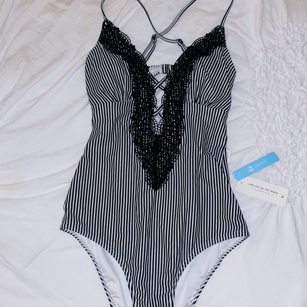 *NWT* CUPSHE 1 piece swimsuit. Size Medium